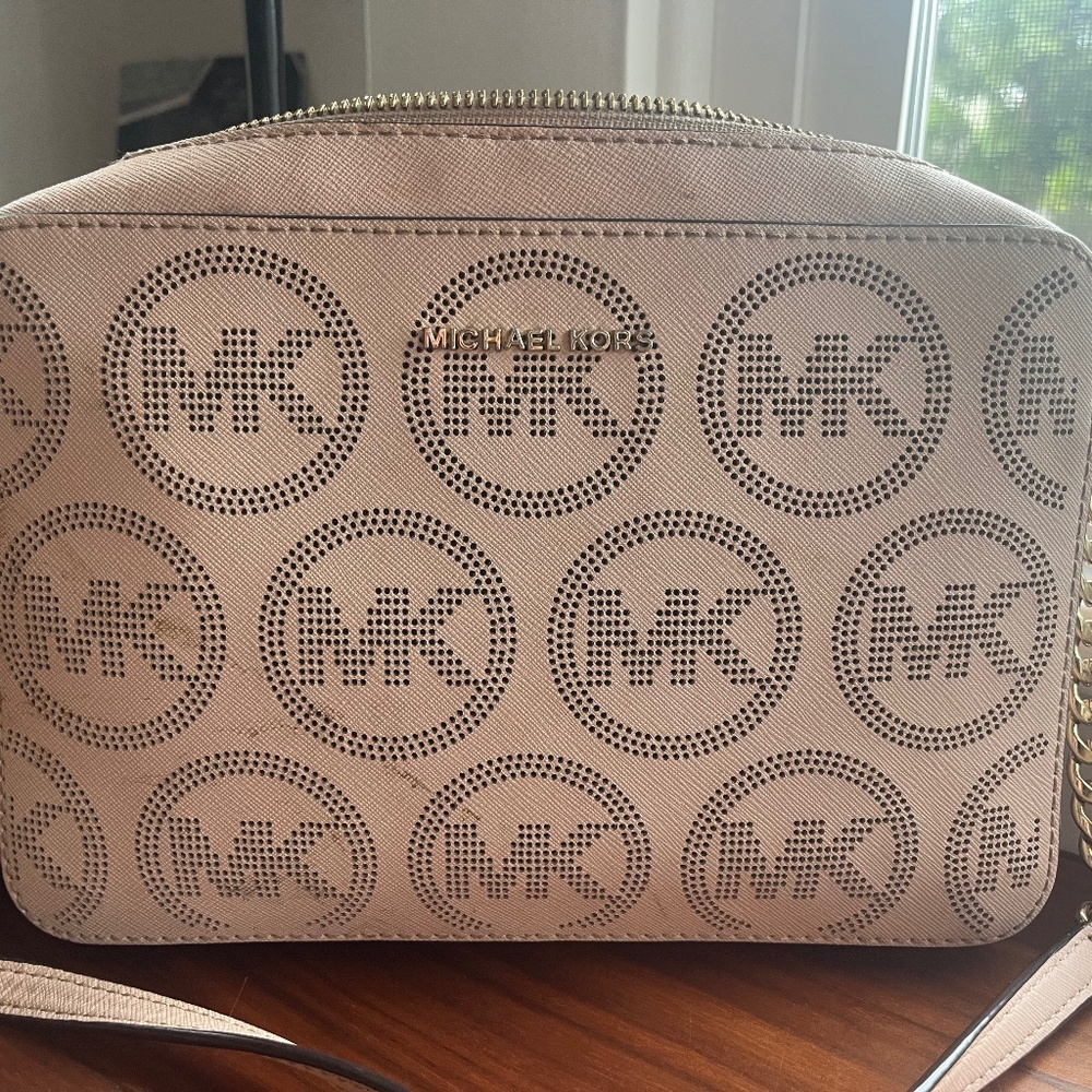 Micheal Kors cross body purse